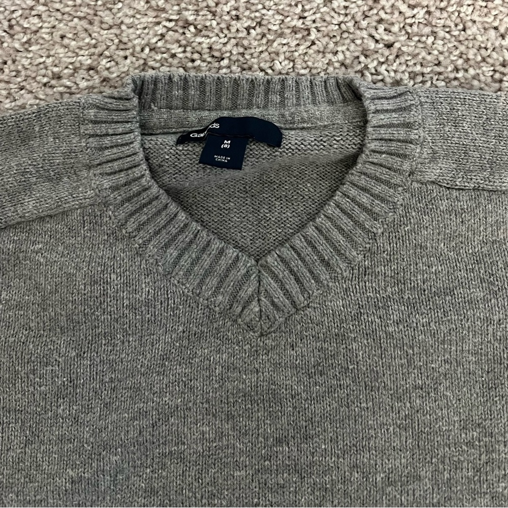🔘GAP: Boy size M, gray long sleeve v-neck sweater, preowned🔘 - Picture 5 of 7